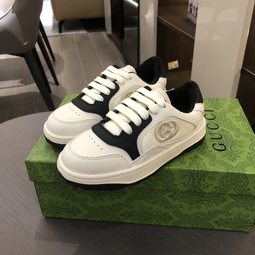 Children's shoes child